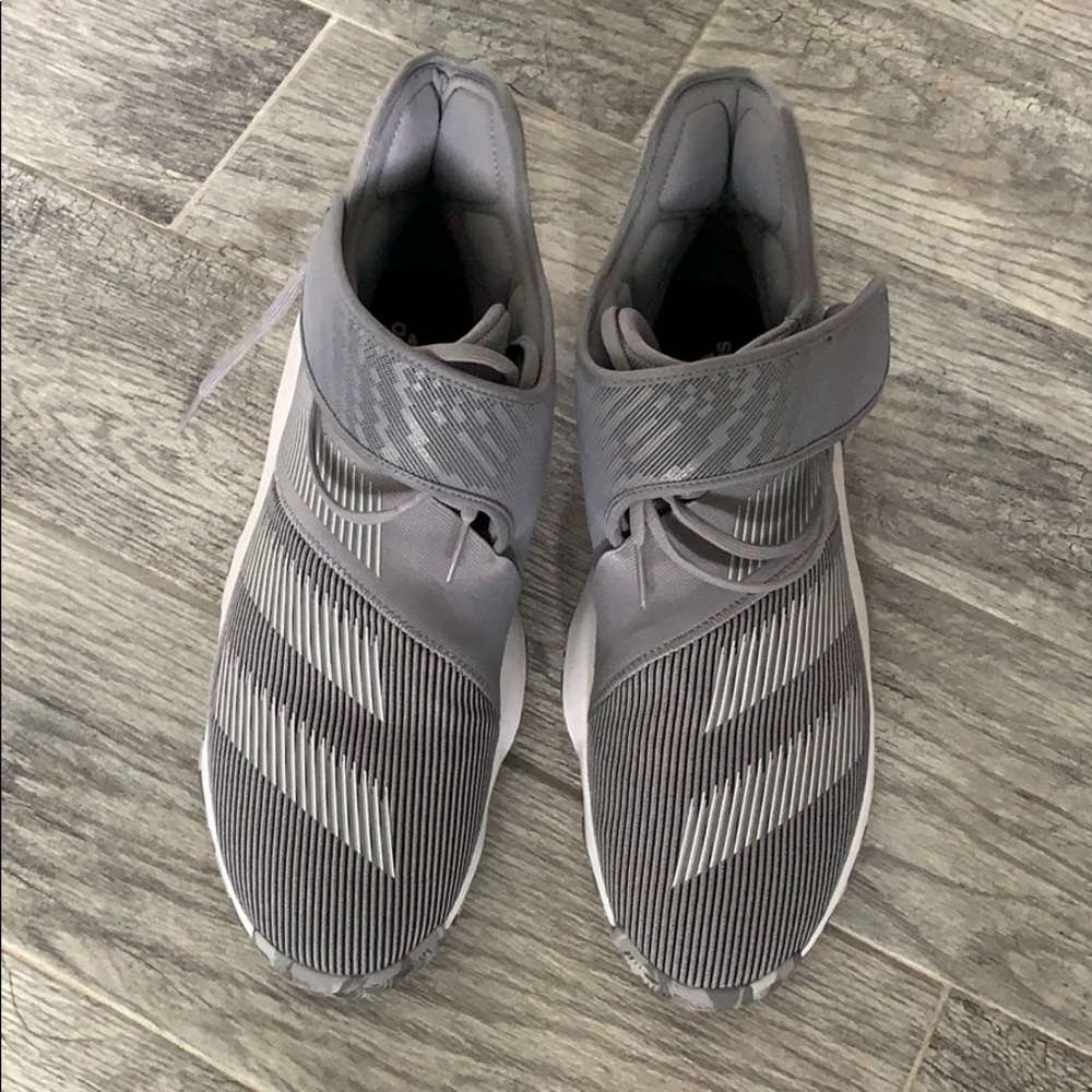 Basketball shoes